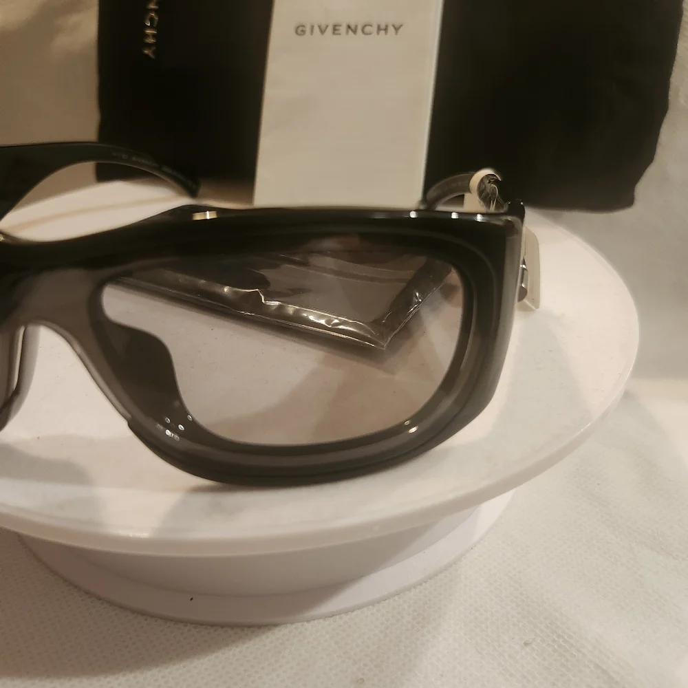 GIVENCHY GV40033U Oval Mask Sunglasses In Shiny Black/Smoke - Picture 4 of 10